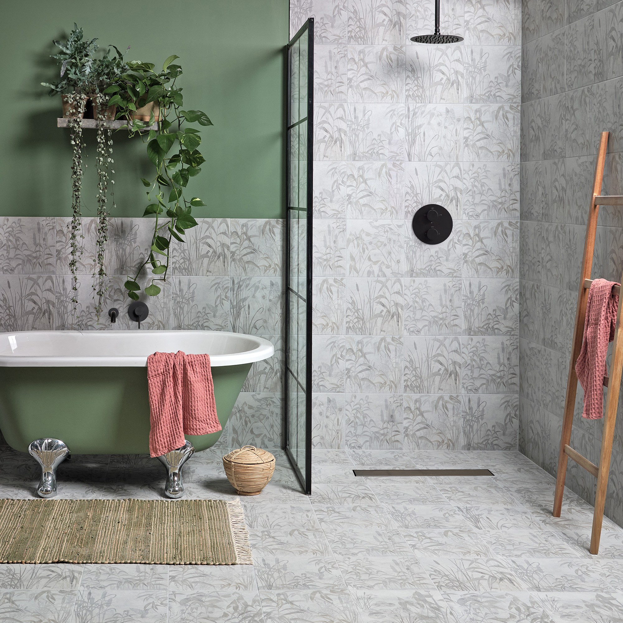 Azulejos de bambú grises en el suelo y las paredes de un cuarto de baño con bañera húmeda y pintada en verde