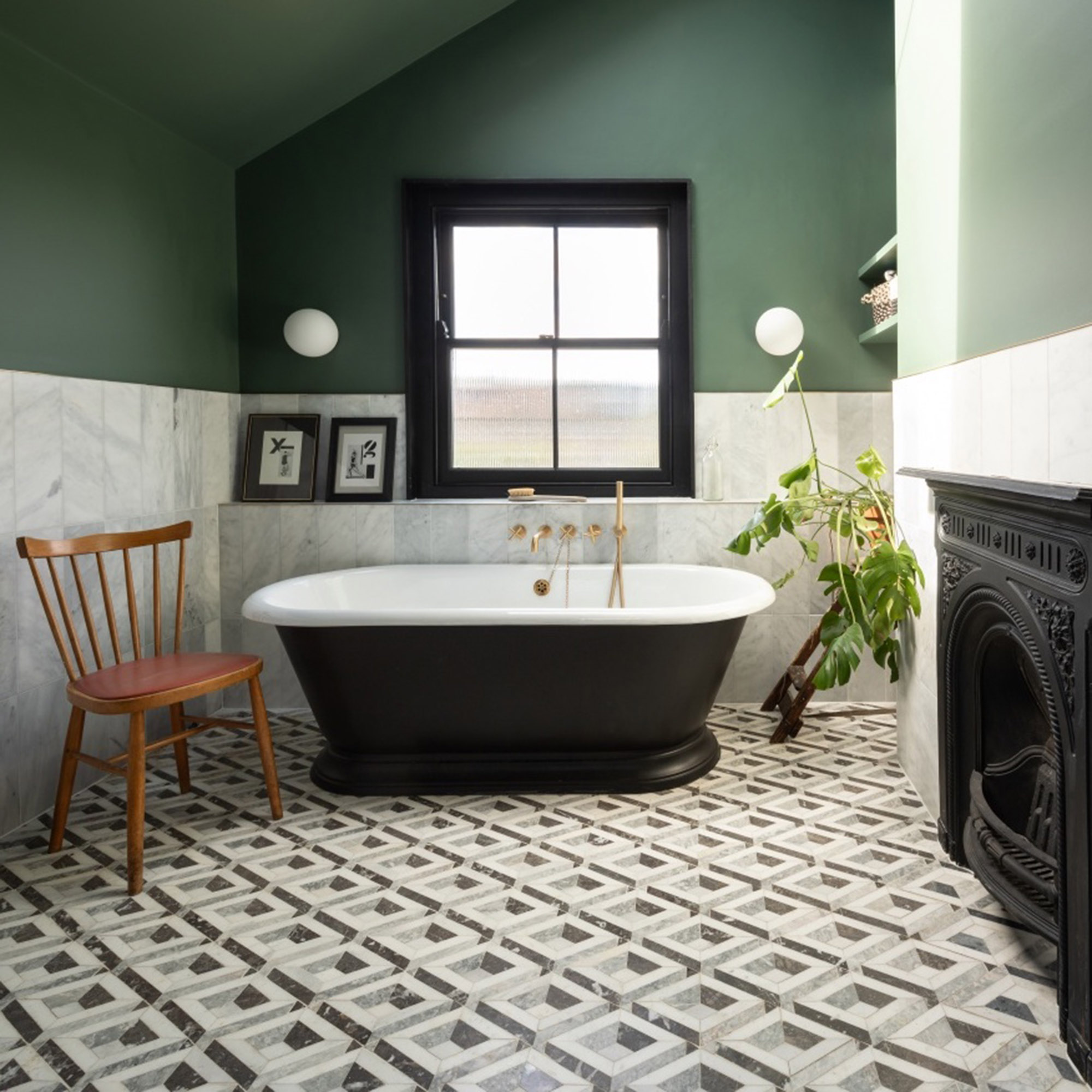 Baño clásico verde con bañera exenta negra y baldosas de efecto geo 3D