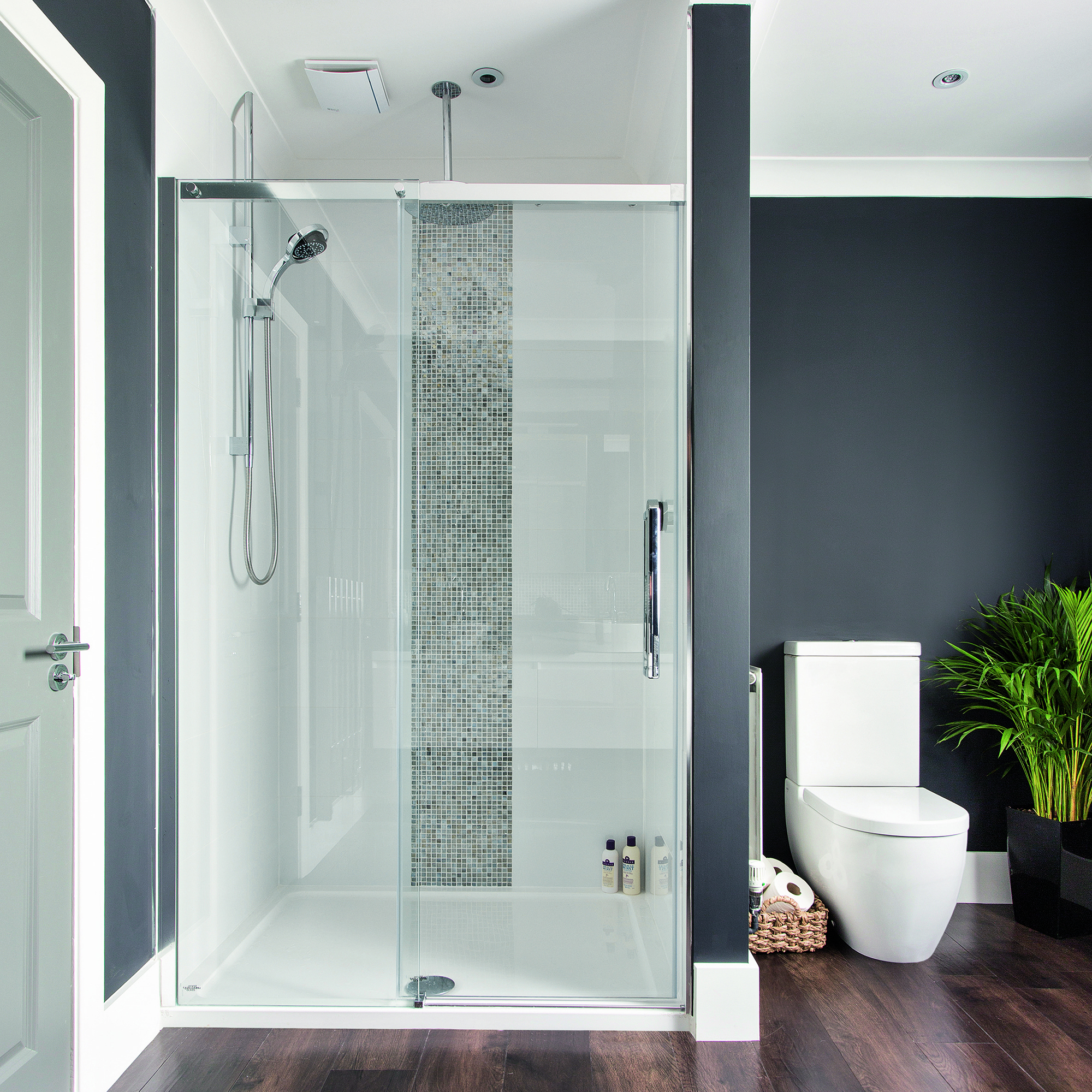 iluminacion zona ducha: cuarto de baño moderno en blanco y negro con ducha a ras de suelo con azulejos blancos y marco de mosaico oscuro